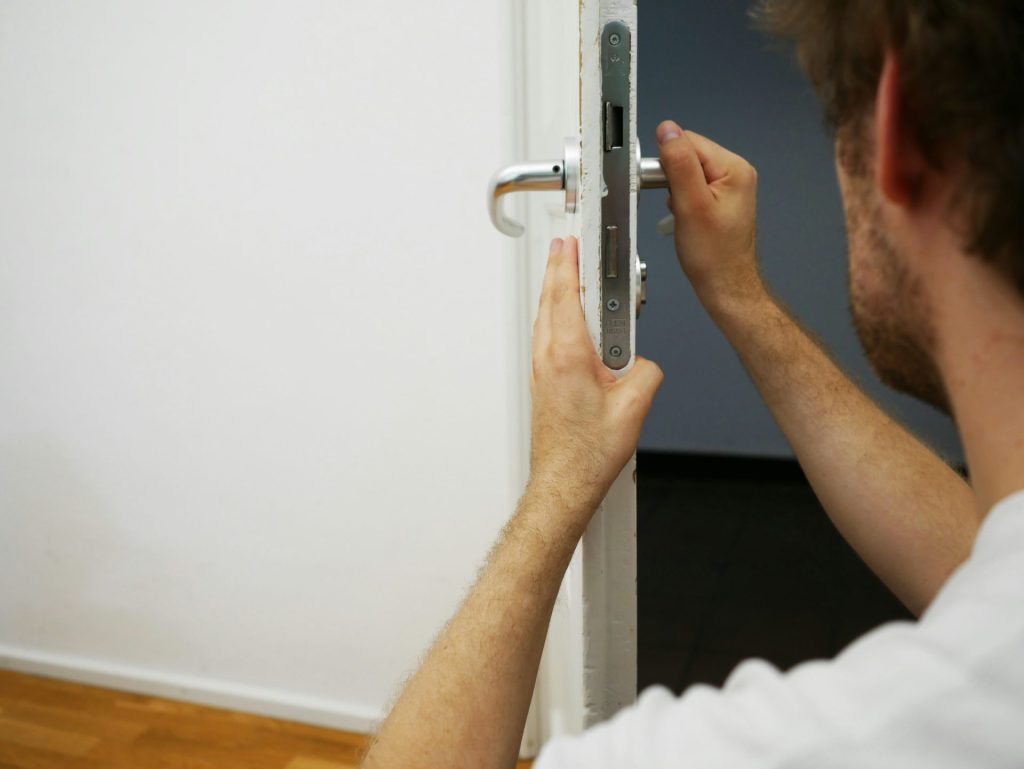 une personne tient le levier de porte