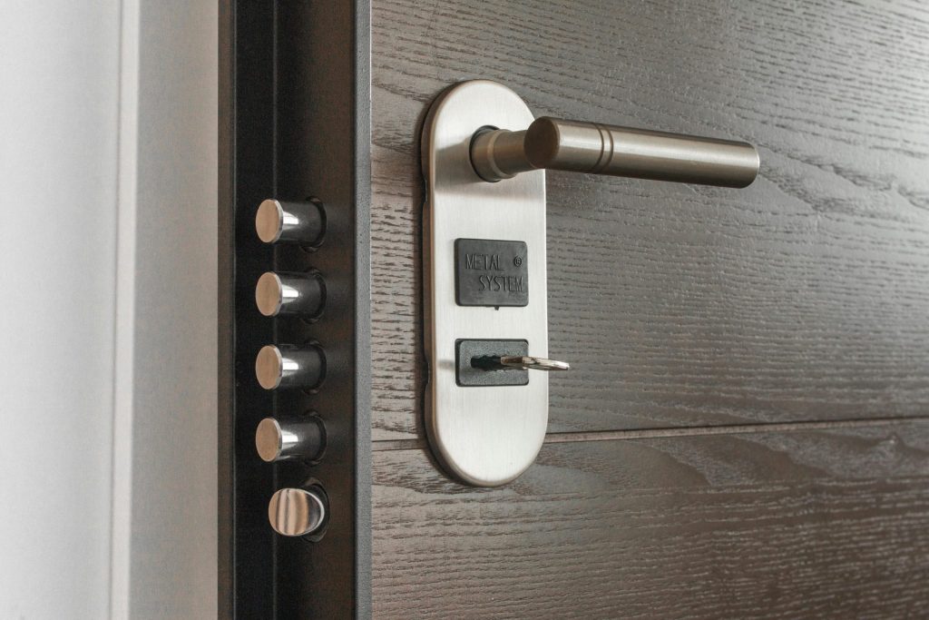 Poignée de porte et système de verrouillage en métal avec clé insérée, illustrant les caractéristiques de sécurité.