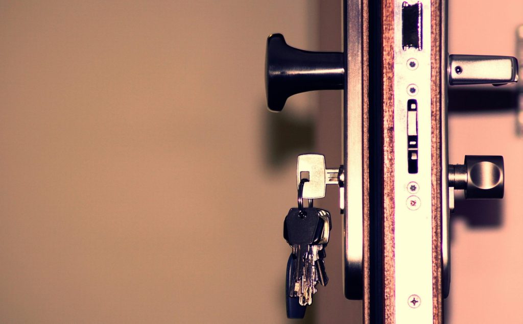 Vue détaillée d'une serrure et de clés de porte mettant l'accent sur la sécurité et l'accès.