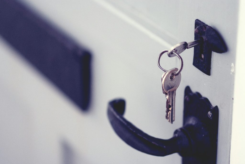 Cadenas noir et argent sur porte blanche