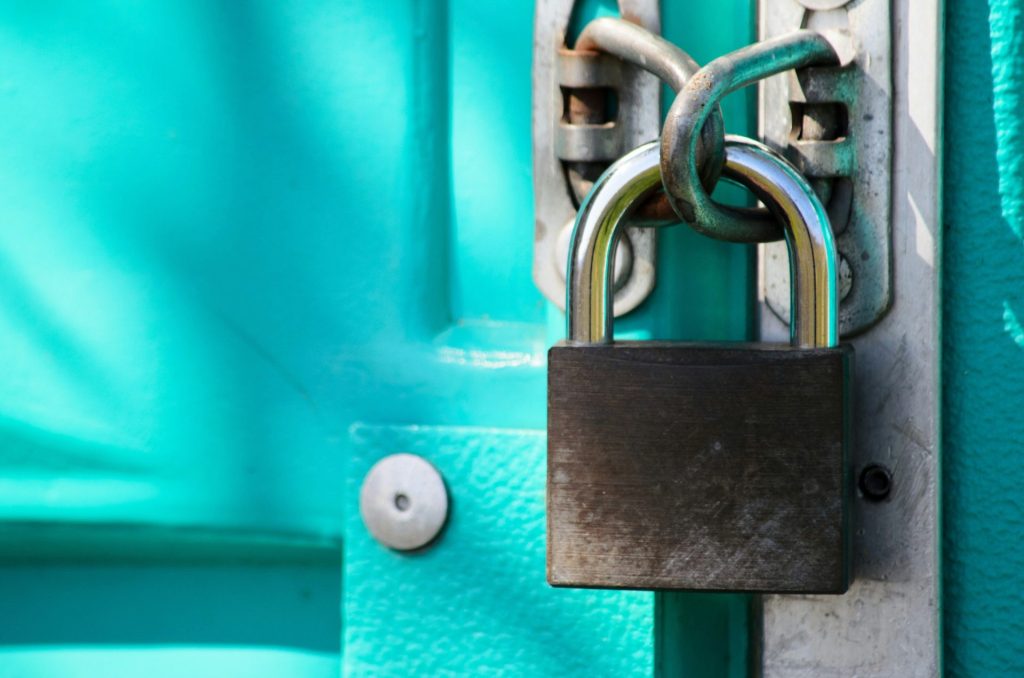 Gros plan sur un cadenas sur une porte