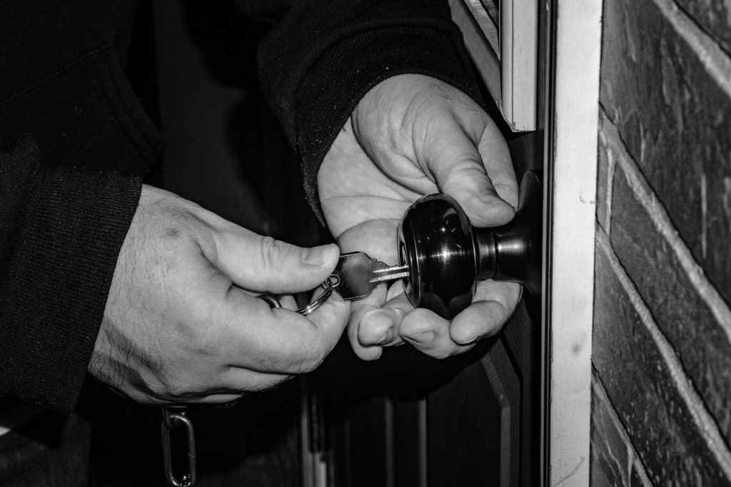 personne tenant une poignée de porte en acier noir