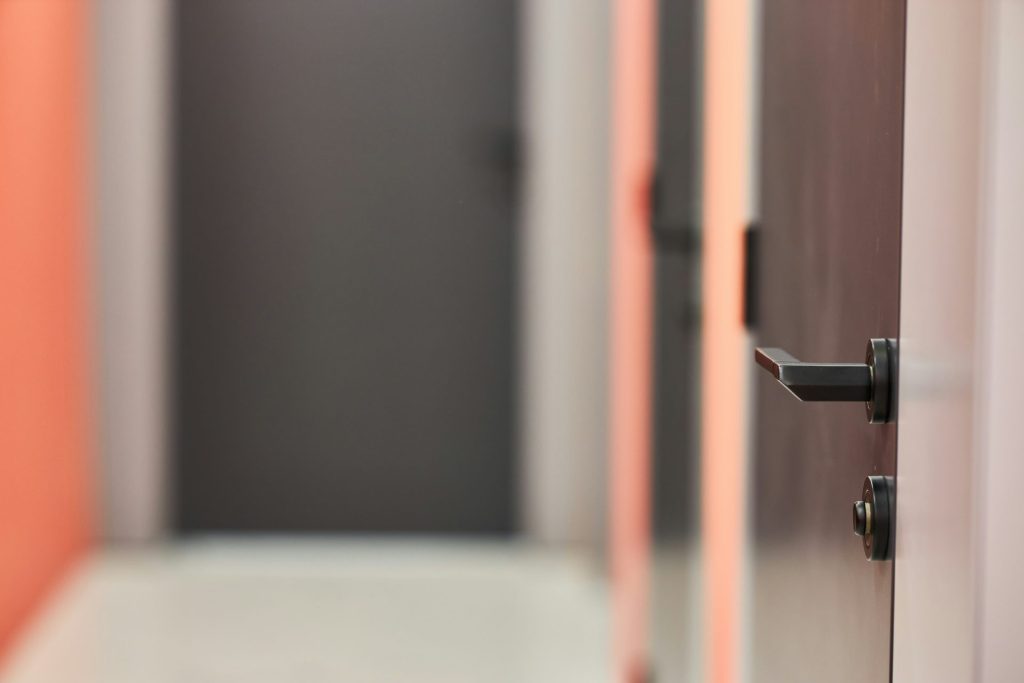 Tige noire et rouge dans un objectif à bascule et décentrement